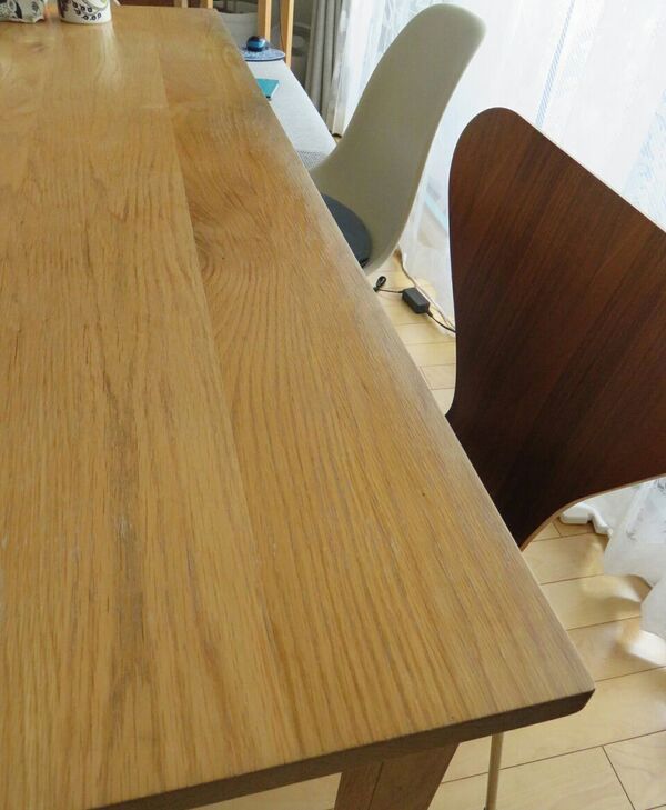 無印良品のダイニングテーブル（無垢材オーク）の経年変化や使い心地 